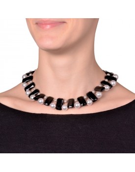 Colar Preto E Branco Em Resina
