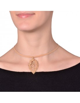 Colar Dourado Folha Vazada Com Camurça