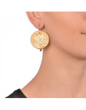 Brinco Dourado Rosa Com Fundo De Madeira