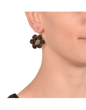 Brinco Dourado Com Flor De Resina Preta