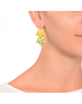 Brinco Dourado Florzinhas Coloridas De Howlita Verde E Amarela