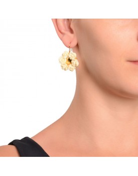 Brinco Dourado Com Flor De Resina Bege