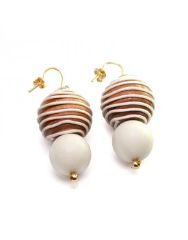 Brinco Dourado Madeira Desenhada Bege