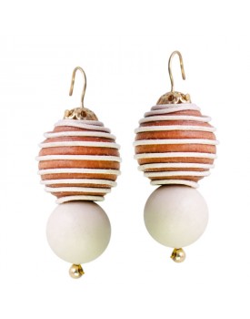 Brinco Dourado Madeira Desenhada Bege