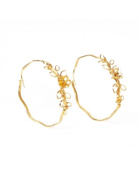 Brinco Dourado Argola Ondulada Com Flor Trepadeira