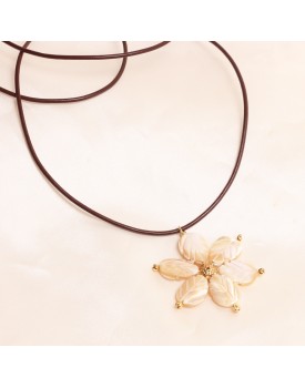 Colar Dourado Flor de Madrepérola Folha