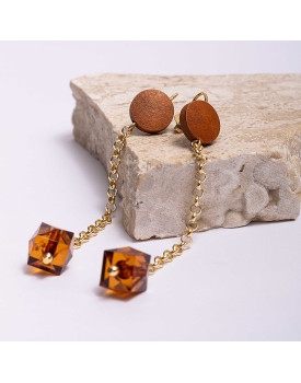Brinco Dourado Cubo Com Corrente
