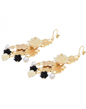 Brinco Dourado Rosas Resina Preta E Pérolas