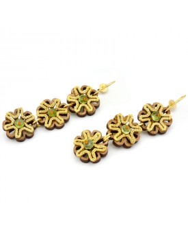 Brinco Dourado Flores De Madeira Com Peridoto