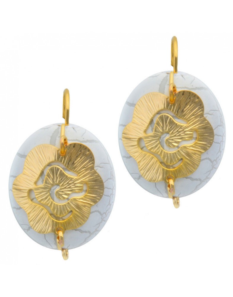 Brinco Dourado Flor Com Resina Branca