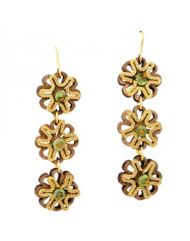 Brinco Dourado Flores De Madeira Com Peridoto