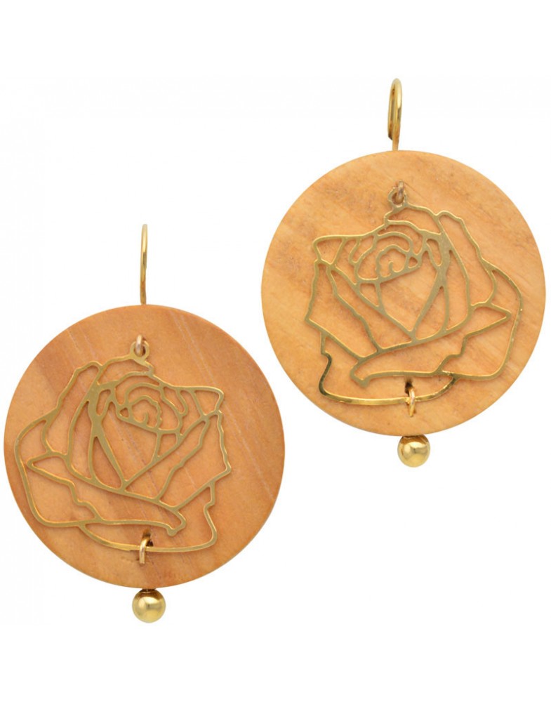 Brinco Dourado Rosa Com Fundo De Madeira