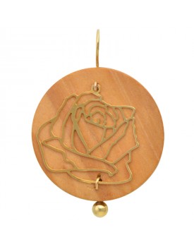 Brinco Dourado Rosa Com Fundo De Madeira