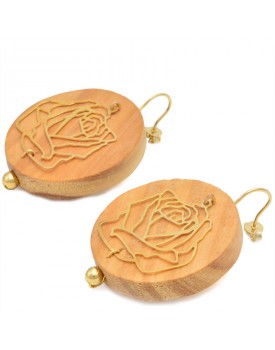 Brinco Dourado Rosa Com Fundo De Madeira