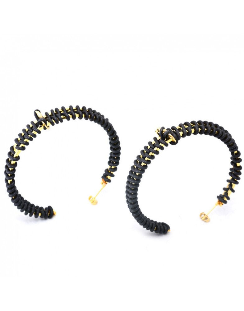Brinco Dourado Argola Dupla Caseada Com Silicone