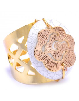 Anel Dourado Resina Branco Com Flor