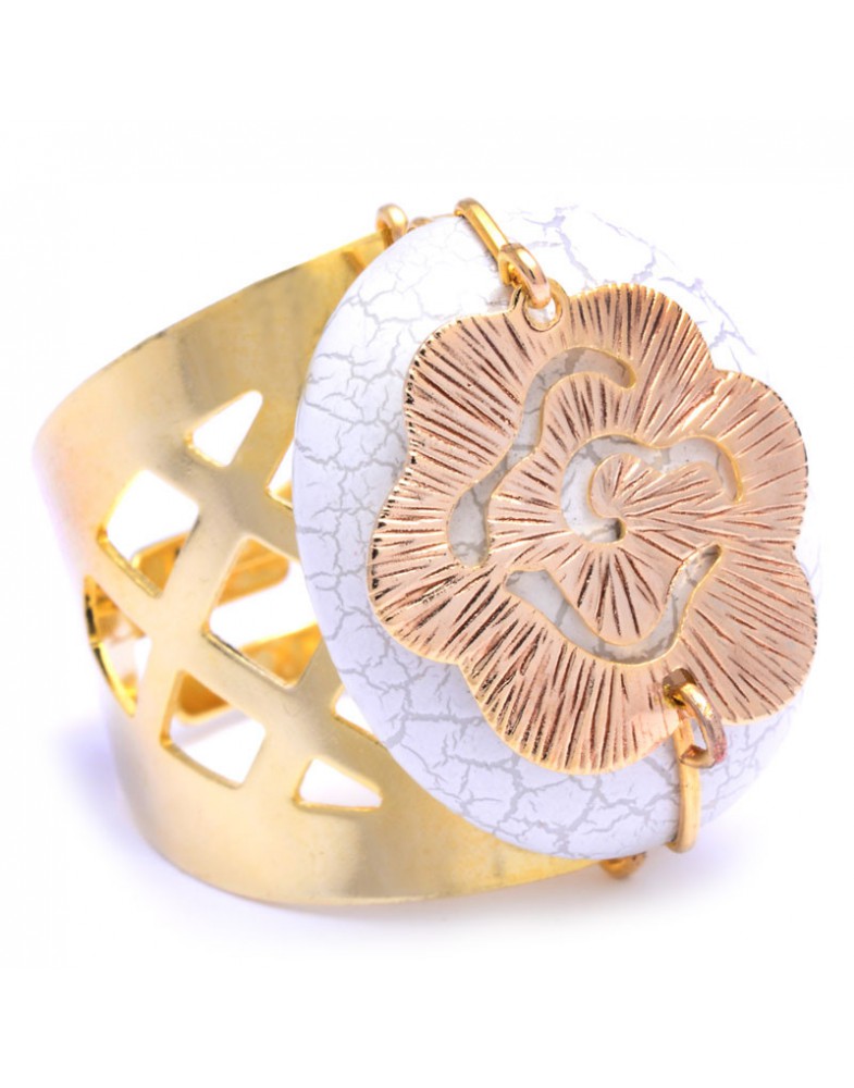 Anel Dourado Resina Branco Com Flor