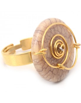 Anel Dourado Espiral Com Medalha Em Resina Marfim